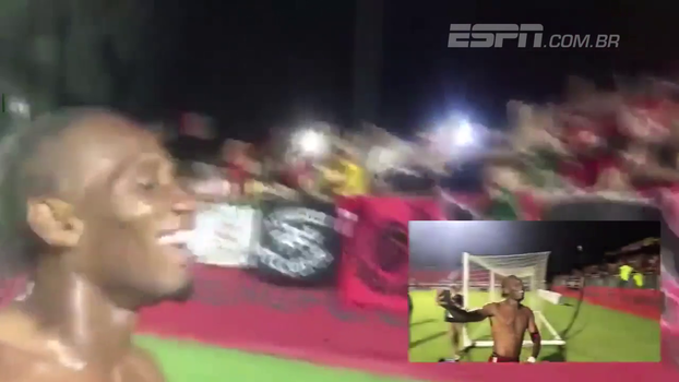 Cheio de carisma, Drogba pega celular de torcedora e grava vídeo cantando com eles; veja Cheio de carisma, Drogba pega celular de torcedora e grava vídeo cantando com eles; veja