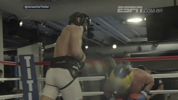 Teve ou não teve empurrão? McGregor derrubando Malignaggi em treino Teve ou não teve empurrão? McGregor derrubando Malignaggi em treino
