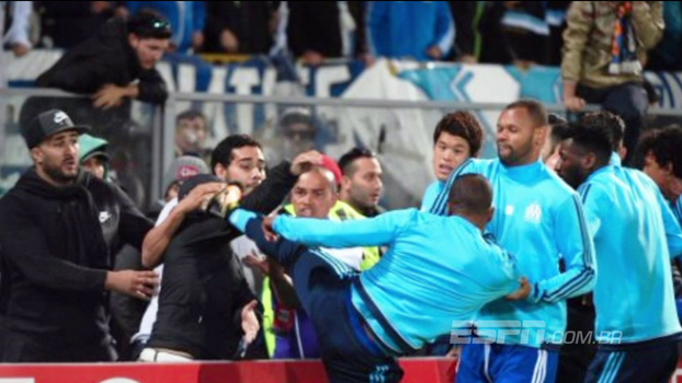 Após chutar torcedor antes de partida, Patrice Evra é desligado do Olympique de Marselha; Amigão explica Após chutar torcedor antes de partida, Patrice Evra é desligado do Olympique de Marselha; Amigão explica
