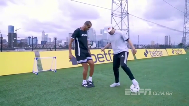 Freestyler impressiona Rivaldo com belos dribles e manobras Freestyler impressiona Rivaldo com belos dribles e manobras
