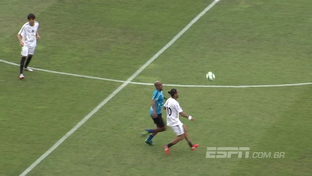 Ronaldinho dá chapéu em Marcos Assunção sem olhar, tenta o segundo, mas volante rouba e faz golaço de cobertura Ronaldinho dá chapéu em Marcos Assunção sem olhar, tenta o segundo, mas volante rouba e faz golaço de cobertura