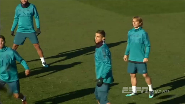 Altinha! Cristiano Ronaldo esbanja habilidade em treino do Real Madrid e não deixa a bola cair Altinha! Cristiano Ronaldo esbanja habilidade em treino do Real Madrid e não deixa a bola cair
