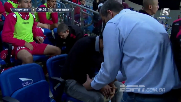 Na Copa de Israel, jogador acaba dando carrinho em seu próprio treinador, que machuca o braço Na Copa de Israel, jogador acaba dando carrinho em seu próprio treinador, que machuca o braço
