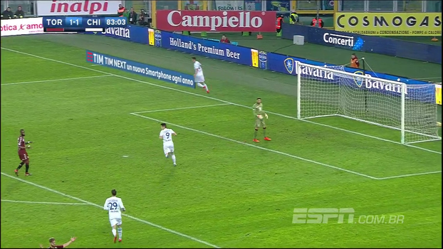 Rômulo Mendonça corneta atacante do Chievo ao vivo e quase leva 'tapa na cara' com gol impedido do jogador segundos depois Rômulo Mendonça corneta atacante do Chievo ao vivo e quase leva 'tapa na cara' com gol impedido do jogador segundos depois