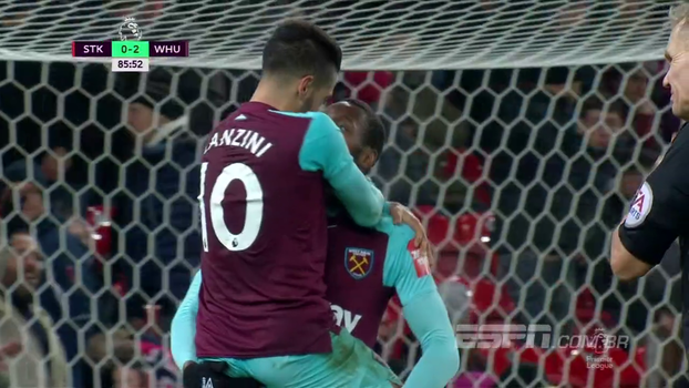 Em 'dia de garçom' de Lanzini, West Ham vence o Stoke e sai da zona de rebaixamento Assista aos gols da vitória do West Ham sobre o Stoke City por 3 a 0!