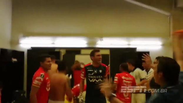 Veja a festa dos jogadores do Jorge Wilstermann no vestiário do Mineirão após a classificação na Libertadores Veja a festa dos jogadores do Jorge Wilstermann no vestiário do Mineirão após a classificação na Libertadores
