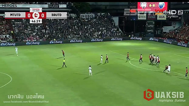 Ex-Figueirense anota golaço em 'senhora cobrança de falta' na Tailândia Ex-Figueirense anota golaço em 'senhora cobrança de falta' na Tailândia
