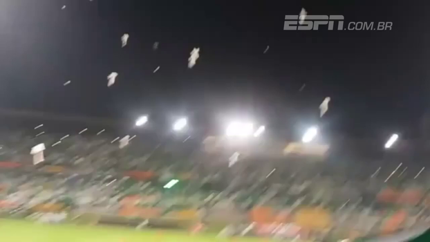 Com muitos 'fantasmas', torcida do Atl. Nacional provoca jogadores do América de Cali, que ficou 5 anos na série B Com muitos 'fantasmas', torcida do Atl. Nacional provoca jogadores do América de Cali, que ficou 5 anos na série B