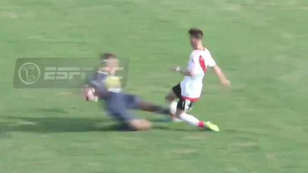 É rivalidade em qualquer categoria: juvenil do Boca dá carrinho desqualificante em jovem do River É rivalidade em qualquer categoria: juvenil do Boca dá carrinho desqualificante em jovem do River