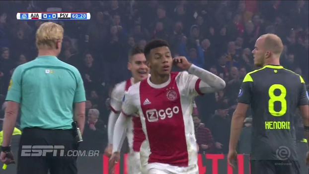 Golaço de David Neres! Sem deixar bola cair, brasileiro pega de primeira de fora da área e abre o placar no clássico Golaço de David Neres! Sem deixar bola cair, brasileiro pega de primeira de fora da área e abre o placar no clássico