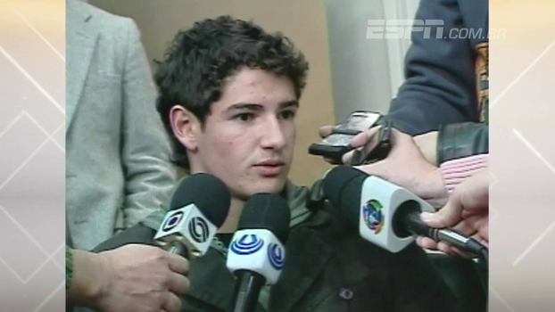 Quem viu? Há 10 anos Alexandre Pato fazia o primeiro gol pelo Milan, relembre como foi a despedida do Inter e das fãs Quem viu? Há 10 anos Alexandre Pato fazia o primeiro gol pelo Milan, relembre como foi a despedida do Inter e das fãs