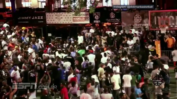 Agora nos Nets, D'Angelo Russell acerta bola de três em torneio de rua em NY e multidão invade a quadra Agora nos Nets, D'Angelo Russell acerta bola de três em torneio de rua em NY e multidão invade a quadra
