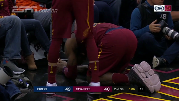 LeBron James leva tapa na virilha de Lance Stephenson, vai ao chão e precisa ser atendido LeBron James leva tapa na virilha de Lance Stephenson, vai ao chão e precisa ser atendido
