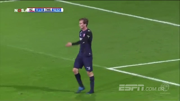 Jogador do Twente perde chuteira, torcedor leva para a arquibancada e jogo só recomeça quando ela é devolvida; veja Jogador do Twente perde chuteira, torcedor leva para a arquibancada e jogo só recomeça quando ela é devolvida; veja