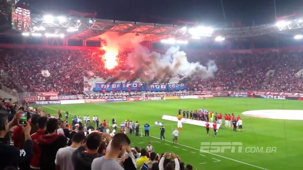Festa à grega! Torcida do Olympiacos dá show e ilumina estádio com as cores da equipe Festa à grega! Torcida do Olympiacos dá show e ilumina estádio com as cores da equipe