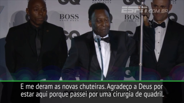 Pelé brinca sobre uso de bengala: 'Não poderei jogar o próximo jogo' Pelé brinca sobre uso de bengala: 'Não poderei jogar o próximo jogo'