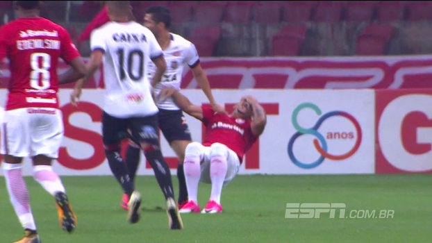 Com 1 minuto de jogo, zagueiro do Brasil de Pelotas acerta rosto de William Pottker e atacante do Inter se revolta Com 1 minuto de jogo, zagueiro do Brasil de Pelotas acerta rosto de William Pottker e atacante do Inter se revolta