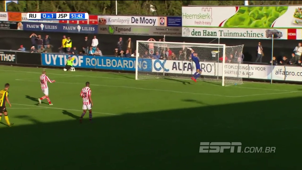 Não pode ser sério: goleirão sai da bola e toma gol inacreditável na Holanda Não pode ser sério: goleirão sai da bola e toma gol inacreditável na Holanda