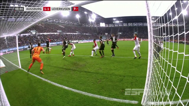 Zagueiro escorrega e falha feio, mas se redime um minuto depois e garante empate do Augsburg contra o Bayer Leverkusen Zagueiro escorrega e falha feio, mas se redime um minuto depois e garante empate do Augsburg contra o Bayer Leverkusen