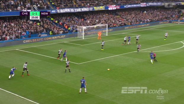 Para amarelo! Juiz faz falta por trás em Fàbregas, impede ataque do Chelsea e protagoniza lance bizarro Para amarelo! Juiz faz falta por trás em Fàbregas, impede ataque do Chelsea e protagoniza lance bizarro