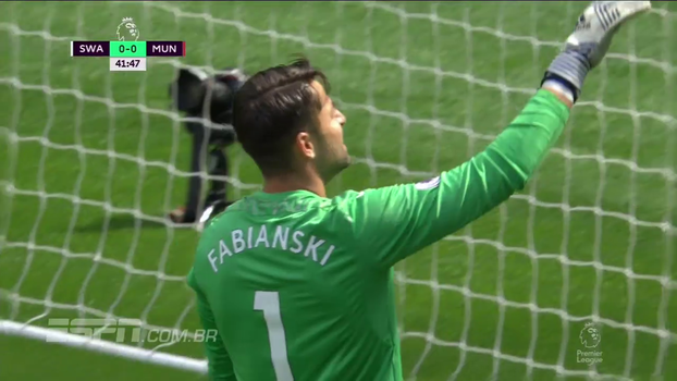 Tempo real: Fabiansky sai mal, e Mata quase abre o placar Tempo real: Fabiansky sai mal, e Mata quase abre o placar