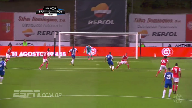 Com direito a chapéu e chute de primeira; veja golaço de atacante mexicano do Porto Com direito a chapéu e chute de primeira; veja golaço de atacante mexicano do Porto