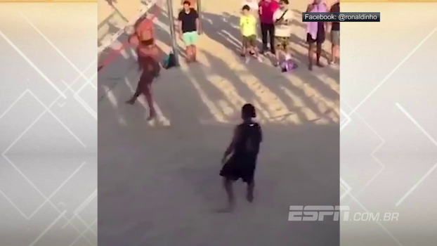 Calcanhar, bicicleta e muito mais! Ronaldinho dá show nas redes sociais praticando futevôlei Calcanhar, bicicleta e muito mais! Ronaldinho dá show nas redes sociais praticando futevôlei