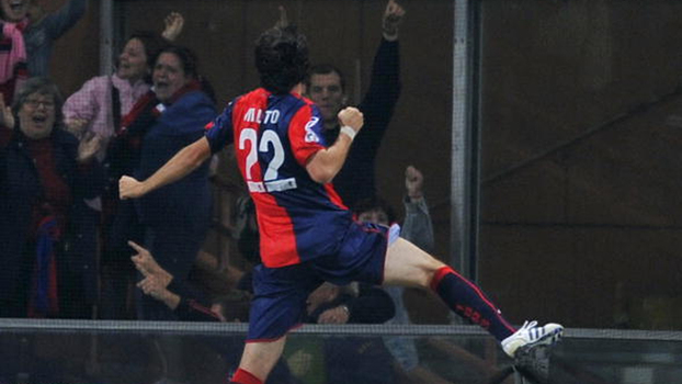 Diego Milito fez dois, De Rossi foi expulso, e Genoa venceu Roma em 2008 Diego Milito fez dois, De Rossi foi expulso, e Genoa venceu Roma em 2008