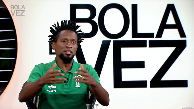 Zé Roberto relata choro de companheiros após preleção de despedida e conta como foi jogar com Valdívia: 'É diferente dos demais' Zé Roberto relata choro de companheiros após preleção de despedida e conta como foi jogar com Valdívia: 'É diferente dos demais'