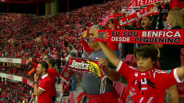 De arrepiar! Cantando hino, torcida do Benfica embala entrada do time em campo De arrepiar! Cantando hino, torcida do Benfica embala entrada do time em campo