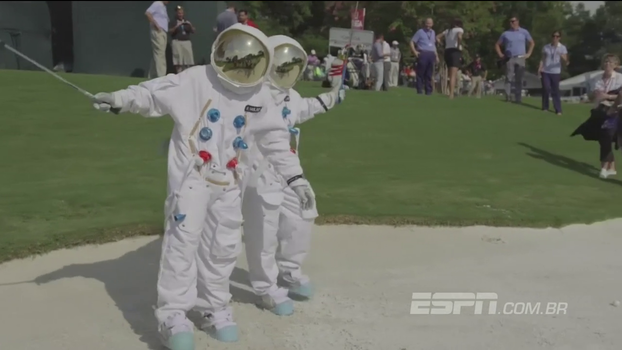 Organização do PGA Championship coloca atletas vestidos de astronautas para celebrar início do torneio Organização do PGA Championship coloca atletas vestidos de astronautas para celebrar início do torneio