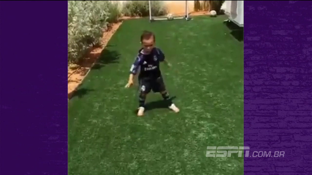 Garotinho veste a camisa do Real Madrid, faz gol e comemora como Cristiano Ronaldo Garotinho veste a camisa do Real Madrid, faz gol e comemora como Cristiano Ronaldo