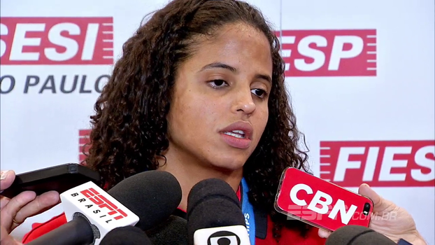 De volta ao Brasil, Etiene Medeiros curte feito inédito Etiene Medeiro chegou ao Brasil após o ouro no Mundial