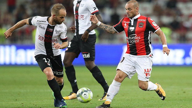 Com Sneijder e Balotelli em campo, Nice bate Guingamp e vence primeira no Francês Com Sneijder e Balotelli em campo, Nice bate Guingamp e vence primeira no Francês