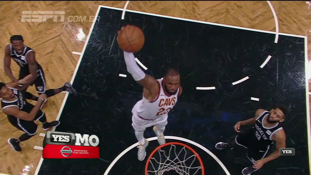 LeBron James arranca, vai para enterrada clássica e levanta torcida mesmo jogando fora de casa LeBron James arranca, vai para enterrada clássica e levanta torcida mesmo jogando fora de casa