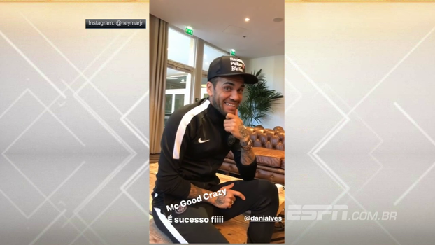 'Ser solteiro é do c****'; Dani Alves vira Mc Good Crazy, canta novo hit e arranca risadas de Neymar 'Ser solteiro é do c****'; Dani Alves vira Mc Good Crazy, canta novo hit e arranca risadas de Neymar