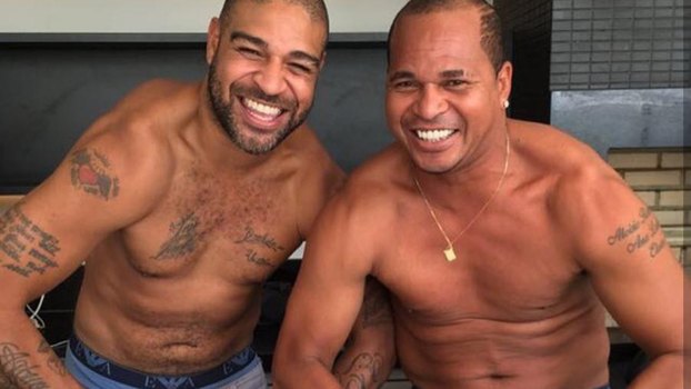 Em encontro animado, Adriano Imperador e Aloisio Chulapa dançam, tomam danone e dão um tapa no visual Em encontro animado, Adriano Imperador e Aloisio Chulapa dançam, tomam danone e dão um tapa no visual
