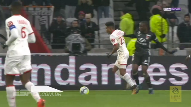 Fekir perde pênalti, Thiago Mendes anota golaço, Lille vence e Lyon vê PSG abrir vantagem Assista aos melhores momentos da vitória do Lille sobre o Lyon por 2 a 1!