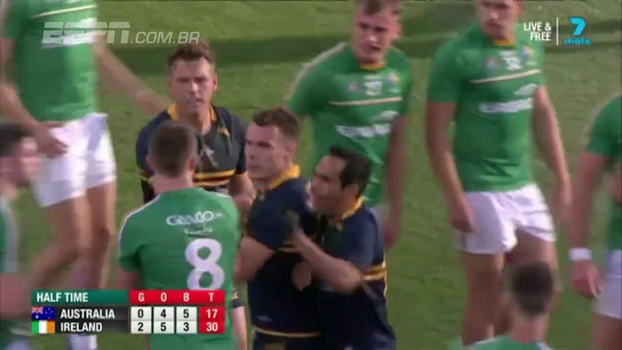 Treta! Na Austrália, esporte que mistura futebol com rugby tem empurra-empurra e muita briga Treta! Na Austrália, esporte que mistura futebol com rugby tem empurra-empurra e muita briga