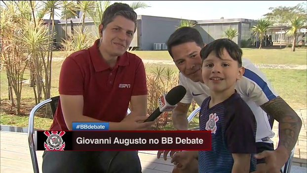 Que fofura! Filho de Giovanni Augusto invade entrevista do pai e manda recado Que fofura! Filho de Giovanni Augusto invade entrevista do pai e manda recado