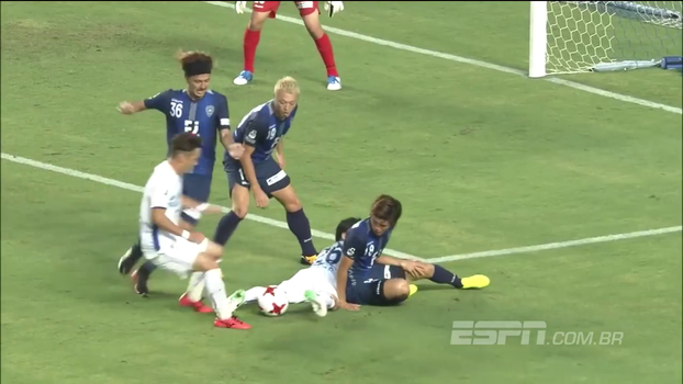 Jogadores se amontoam em briga pela bola e protagonizam um dos gols mais feios do ano na 2ª divisão japonesa Jogadores se amontoam em briga pela bola e protagonizam um dos gols mais feios do ano na 2ª divisão japonesa