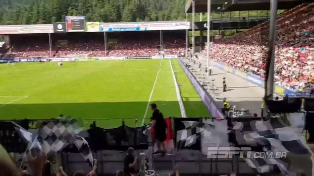 Torcida do Eintracht Frankfurt canta ao ritmo de 'Despacito' Torcida do Eintracht Frankfurt canta ao ritmo de 'Despacito'