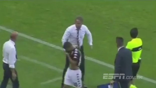 Técnico do Torino se irrita com substituição errada, perde a cabeça e sai empurrando assistentes e jogador Técnico do Torino se irrita com substituição errada, perde a cabeça e sai empurrando assistentes e jogador