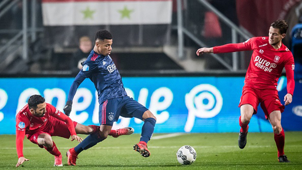 Schöne brilha na bola parada, Kluivert marca com passe de Neres, mas Ajax toma empate do Twente Schöne brilha na bola parada, Kluivert marca com passe de Neres, mas Ajax toma empate do Twente