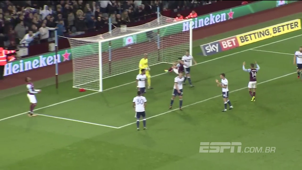 Olha isso! Atacante do Aston Villa dá uma de zagueiro e tira gol do companheiro em cima da linha Olha isso! Atacante do Aston Villa dá uma de zagueiro e tira gol do companheiro em cima da linha