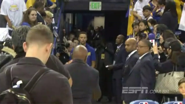 Aquecendo para partida, Stephen Curry acerta arremesso dos túneis da Oracle Arena Aquecendo para partida, Stephen Curry acerta arremesso dos túneis da Oracle Arena