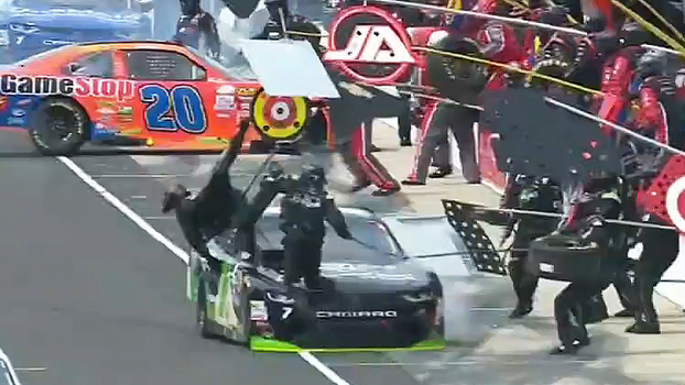 De mal a pior! Piloto atropela mecânico e vê carro 'desmontar' na pista após pit stop bizzaro De mal a pior! Piloto atropela mecânico e vê carro 'desmontar' na pista após pit stop bizzaro
