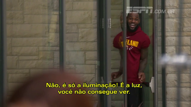 LeBron James invade entrevista exclusiva de Wade e tira sarro: 'Você passou maquiagem?' LeBron James invade entrevista exclusiva de Wade e tira sarro: 'Você passou maquiagem?'