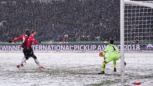 Sob muita neve, Hannover bate Hoffenheim e encosta na zona de competições europeias da Bundesliga Sob muita neve, Hannover bate Hoffenheim e encosta na zona de competições europeias da Bundesliga