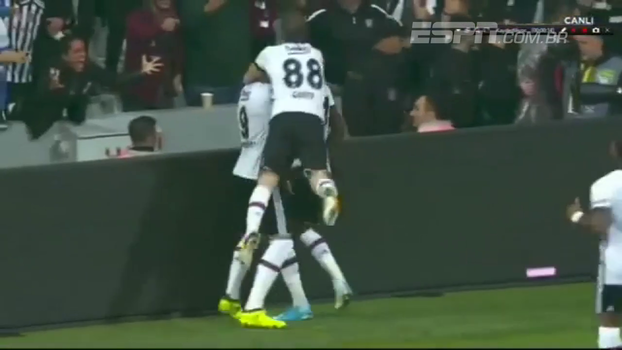 Tabelou e deu 'tapa' matador: veja o belo gol feito por Talisca no empate entre Besiktas e Trabzonspor Tabelou e deu 'tapa' matador: veja o belo gol feito por Talisca no empate entre Besiktas e Trabzonspor